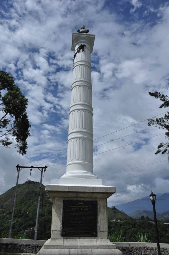 Um gigantesco pedestal para um pequeno busto de Bolívar, em Mérida, na Venezuela